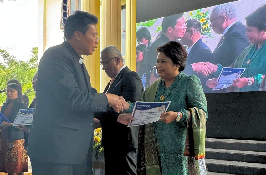  Sandra Sidabutar Terima Penghargaan Nommensen Award HKBP Tahun 2025