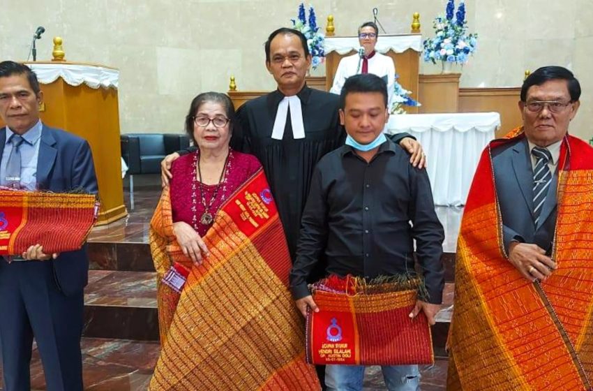  Pdt. Henry Manalu Mangulosi Anggota Jemaat Usia 70 di HKBP Ancol Podomoro